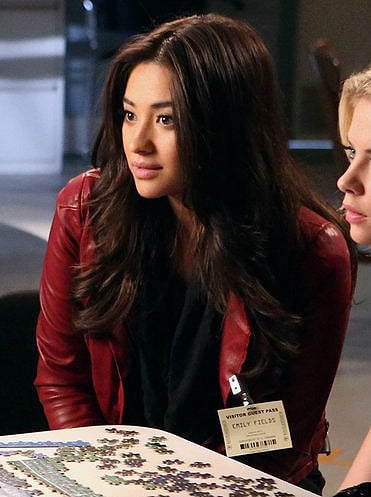 Emily's red leather jacket on Pretty Little Liars