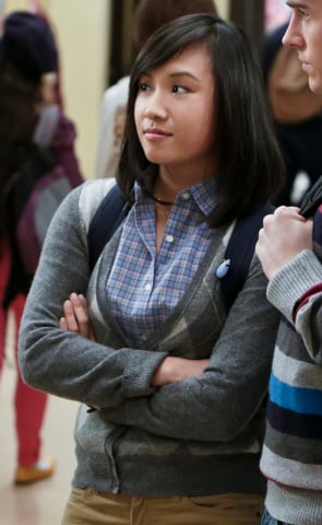 Jill/Mouse's grey argyle cardigan on The Carrie Diaries