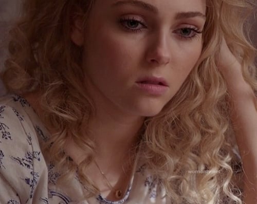 Carrie's white unicorn and rainbow tee on The Carrie Diaries