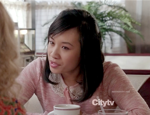 Jill/Mouse's pink sweater with white lace collar on The Carrie Diaries