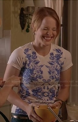 Daphne's blue and white floral key print tee on Switched at Birth
