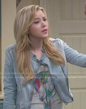 Lennox's multicolored skull tee and denim jacket on Melissa and Joey