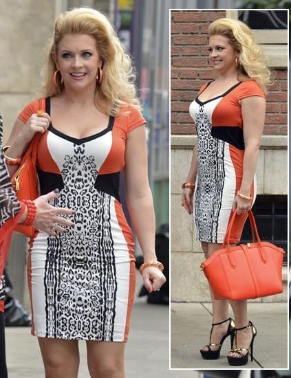 Mel's leopard print / colorblock dress dress and black and gold t-strap heels on Melissa & Joey
