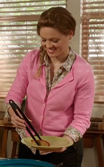 Julia's floral print shirt and pink cardigan on Parenthood
