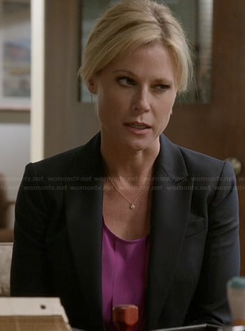 Claire's pink pleat front top on Modern Family
