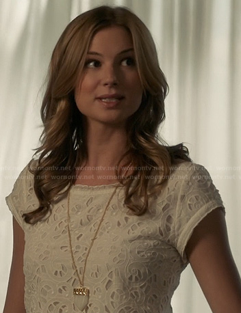 Emily's white lace cutout tee on Revenge