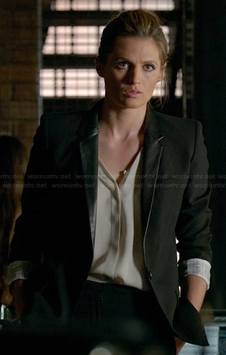 Beckett's black blazer with leather lapel on Castle