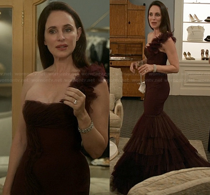 Victoria's burgundy mermaid gown on Revenge