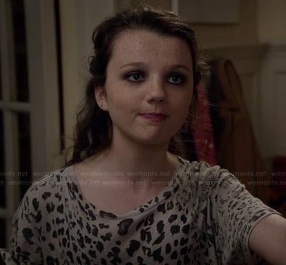 Dorrit's grey leopard print tee on The Carrie Diaries