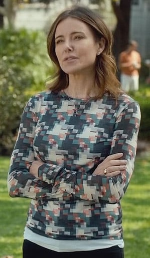 Ellie's printed long sleeve top on Cougar Town