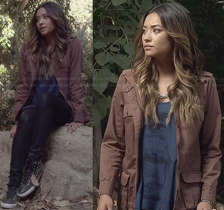 Emily's blue graphic tank top, brown jacket, leather look jeans and studded shoes on Pretty Little Liars