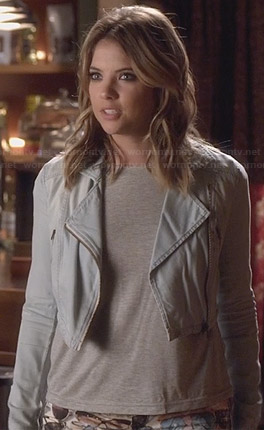 Hanna's sunglasses print jeans and lightwash denim jacket on Pretty Little Liars