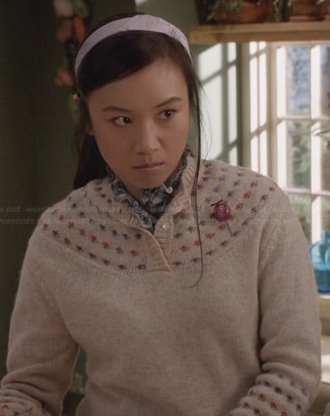 Mouse's beige button top sweater on The Carrie Diaries