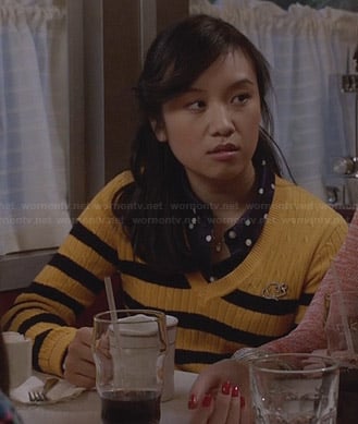 Mouse's yellow and black striped cable knit sweater on The Carrie Diaries