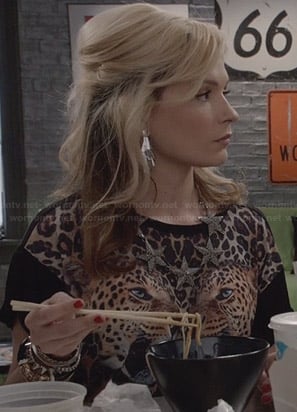 Samantha's mirrored leopard graphic tee on The Carrie Diaries