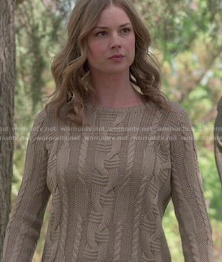 Emily's taupe cable knit sweater on Revenge