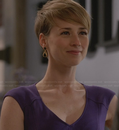 Margaux's purple v-neck dress on Revenge