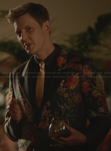 Nolan's floral blazer on Revenge