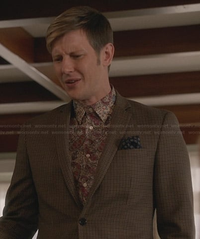 Nolan's paisley print shirt and brown checked blazer on Revenge
