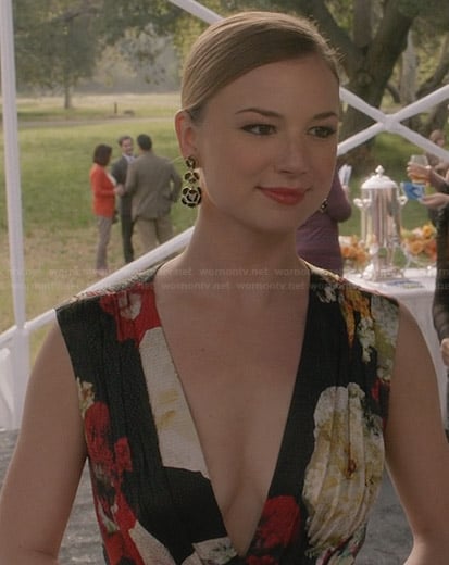 Emily's black floral plunge neck dress and black flower earrings on Revenge