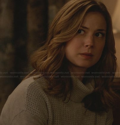 Emily's grey waffle knit turtleneck sweater on Revenge