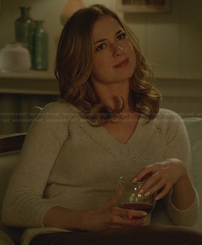 Emily's beige v-neck sweater on Revenge