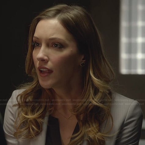 Laurel's gold wishbone necklace on Arrow