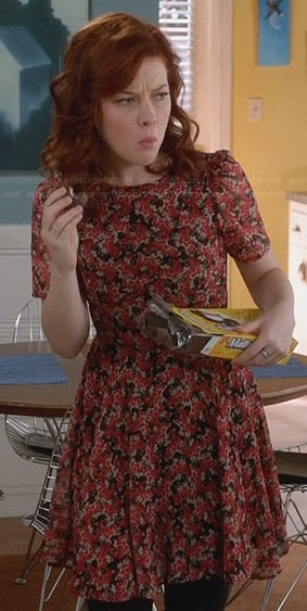 Tessa's red, black, and white printed short sleeve dress on Suburgatory