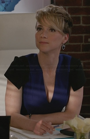 Margaux's blue v-neck dress with black shoulders on Revenge