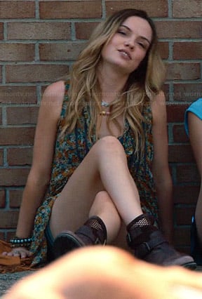 Aimee's floral top and brown perforated boots on The Leftovers