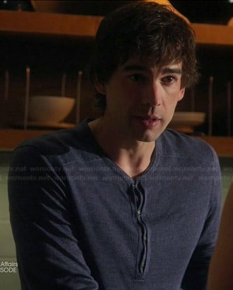 Auggie's blue ribbed henley tee on Covert Affairs
