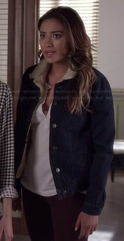 Emily's denim jacket with white fleece collar on Pretty Little Liars