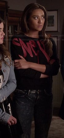 Emily's graffiti sweater and acid wash jeans on Pretty Little Liars