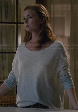 Emily's grey and blue ombre sweater on Revenge