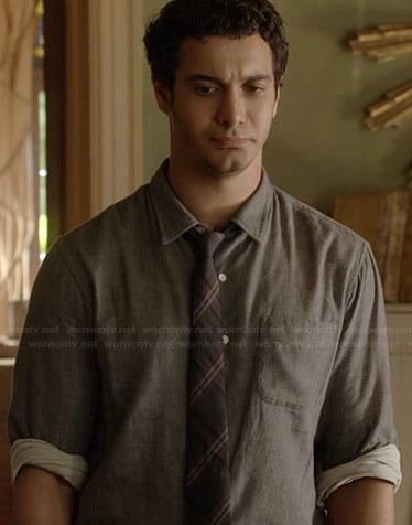 Walter's grey shirt on Scorpion