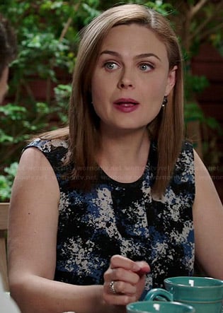 Brennan's black, blue and white printed sleeveless top on Bones