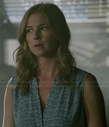 Emily's blue printed sleeveless v-neck top on Revenge