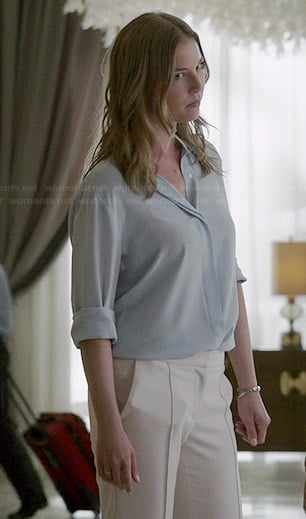 Emily's light blue button down blouse and white seam front pants on Revenge