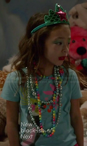 Lily's blue parrot tee on Modern Family