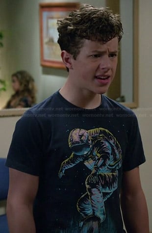 Luke's skateboarding astronaut tee on Modern Family