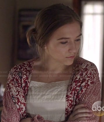 Maddie's red floral printed kimono jacket and white top on Nashville