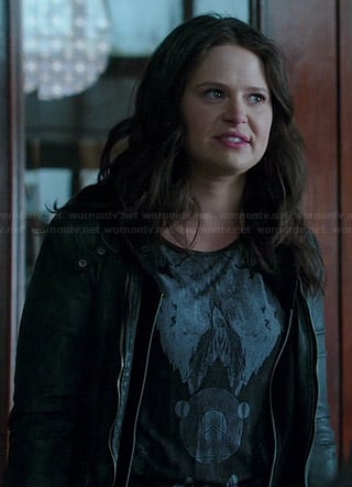 Quinn's black printed tee on Scandal