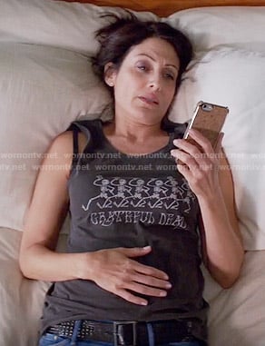 Abby's 'Grateful Dead' graphic tee on Girlfriends Guide to Divorce