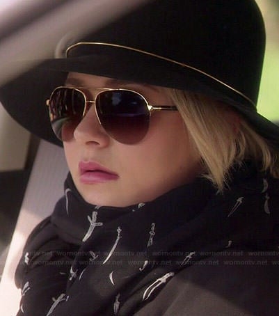 Juliette's black dagger print scarf and gold band hat on Nashville