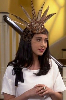 Mandy's white cropped tee with black bow on Last Man Standing