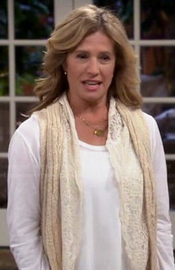 Vanessa's beige lace trim vest on Last Man Standing