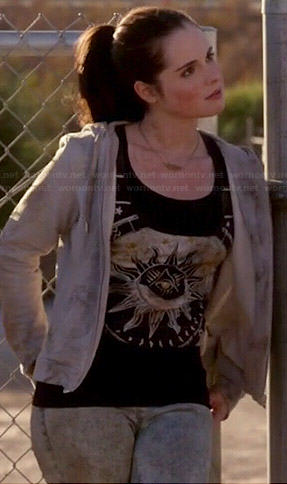 Bay's cropped sun graphic tank top on Switched at Birth