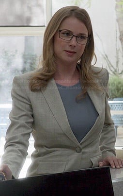 Emily's light grey pant suit on Revenge