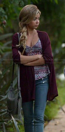 Haley's printed cami, burgundy cardigan and grey fringed bag on Modern Family