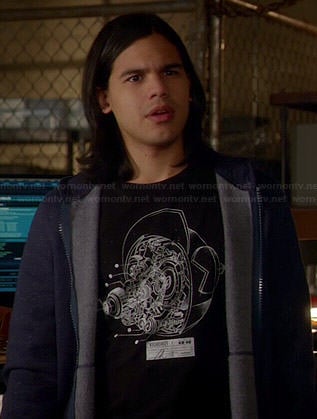 Cisco's black and white illustrated graphic tee on The Flash